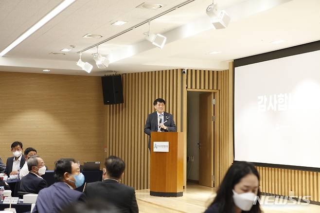 [서울=뉴시스]한국산업연합포럼(KIAF)이 27일 오전 서울 서초구 자동차회관에서 '제2회 니치 아우어(Niche Hour) 포럼'에서 장영진 산업통상자원부 제1차관이 주제발표를 하고 있다.(사진=한국산업연합포럼 제공) 2022.7.27 photo@newsis.com