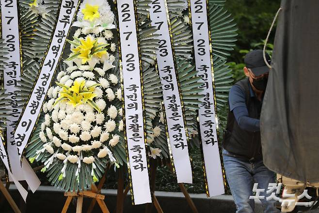 행정안전부 내 경찰국 신설에 반대하는 전국 경찰서장 회의를 주도한 류삼영 총경의 대기발령 조치와 참석자들에 대한 감찰로 인한 후폭풍이 이어지고 있는 25일 서울 서대문구 경찰청 인근에 대기발령에 항의하는 근조 화환이 세워져 있다. 류영주 기자