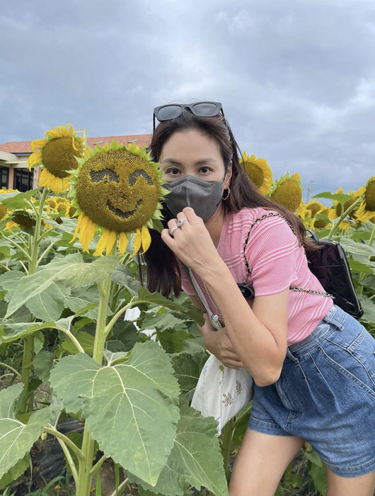 Actor Ko So-young showed off his sunflower-only face.Ko So-young posted a photo of her family on her SNS on the 27th.Ko So-young stands in a sunflower flower garden and smiles brightly; the face size similar to sunflower surprises the viewer.In another photo, Ko So-young poses affectionately with her daughter; her daughters beauty, who looks at Ko So-young, also stands out.She showed off her slender figure in a pink top and blue pants.Ko So-young appeared in the 2017 drama The Perfect Wife and is now reportedly considering his next film.