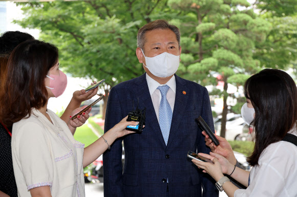 - 이상민 행정안전부 장관이 27일 오전 정부서울청사에 출근하며 기자의 질문에 답하고 있다. 2022.7.27 연합뉴스