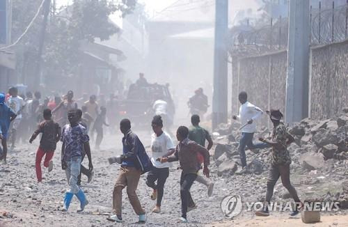 유엔평화유지군 반대 시위하는 민주콩고 동부 지역 주민들 (고마 로이터=연합뉴스) 26일(현지시간) 콩고민주공화국 노스키부주의 고마에 있는 유엔 평화유지군 창고 부지 바깥에서 시위대가 폭동 진압 경찰에 의해 해산되고 있다. [재판매 및 DB 금지] 2022.7.26 photo@yna.co.kr