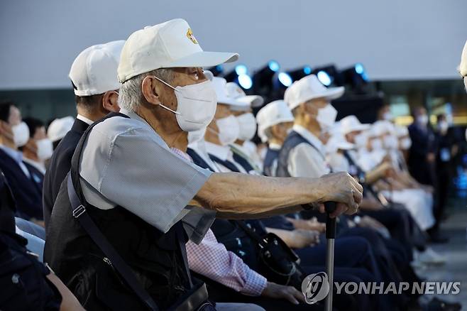 기념식 참석한 참전유공자 (서울=연합뉴스) 김승두 기자 = 27일 오전 '위대한 약속, We go together(같이 갑시다)'를 주제로 서울 동대문디자인플라자에서 개최된 '6·25전쟁 유엔군 참전의 날' 기념식에 참전유공자가 참석해 있다. 2022.7.27 kimsdoo@yna.co.kr