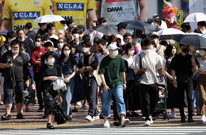 도쿄 시부야 거리의 인파 (도쿄=연합뉴스) 이세원 특파원 = 9일 오후 일본 도쿄도 소재 시부야역 앞 교차로에서 마스크를 쓴 행인들이 길을 건너고 있다.