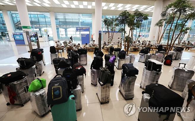 해외 입국자 짐으로 가득한 인천공항 입국장 (영종도=연합뉴스) 임헌정 기자 = 10만명에 근접하는 코로나19 신규 확진자가 발생한 26일 영종도 인천국제공항 제2여객터미널 입국장에 해외 입국자들의 가방이 놓여 있다. 2022.7.26 kane@yna.co.kr