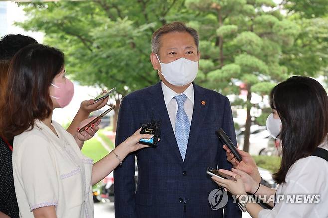 답하는 이상민 장관 (서울=연합뉴스) 김승두 기자 = 이상민 행정안전부 장관이 27일 오전 정부서울청사에 출근하며 기자의 질문에 답하고 있다. 2022.7.27 kimsdoo@yna.co.kr