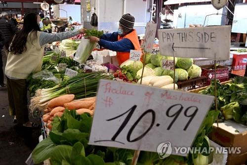 호주 소비자물가 급등 호주 멜버른의 빅토리아 시장에서 사람들이 과일과 채소를 사고 있다. 27일(현지시간) 호주 통계청은 지난 6월 소비자물가가 1년 전보다 6.1% 올라 21년 만에 최고치를 기록했다고 밝혔다.
[멜버른 AFP 연합뉴스 자료사진]