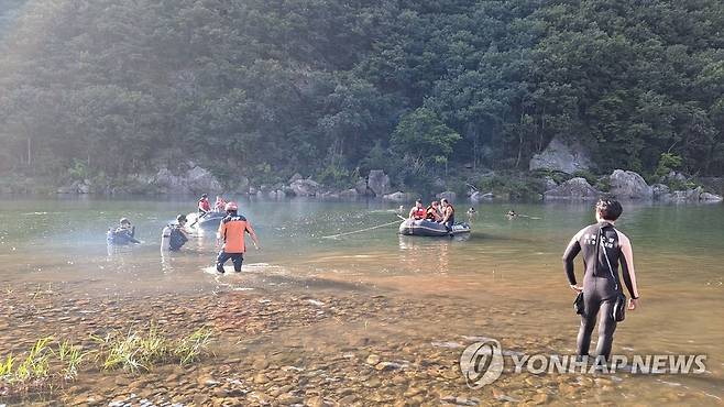 진안서 일가족 3명 물놀이 추정 사고 (진안=연합뉴스) 27일 오후 4시 28분께 전북 진안군 용담면 한 다리 밑에서 물놀이를 즐기던 일가족 3명이 물에 빠져 숨지는 사고가 났다. 2022.7.27 [전북소방본부 제공. 재판매 및 DB 금지] warm@yna.co.kr