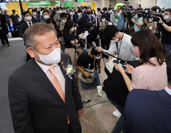 이상민 행정안전부 장관이 28일 오전 서울 강서운전면허시험장에서 열린 모바일운전면허증 개통식에 참석해 면허증 및 경찰국 신설에 관한 취재진 질문에 답변한 뒤 자리를 떠나고 있다.(사진=연합)