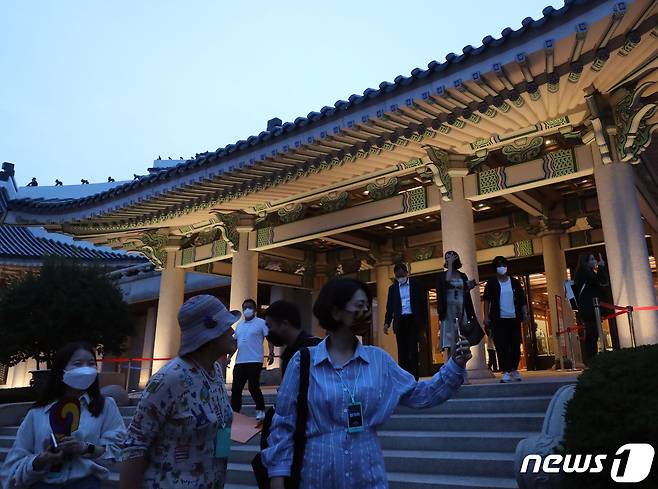 19일 밤 서울 종로구 청와대에서 열린 '청와대, 한여름 밤의 산책' 언론공개 행사에서 참석자들이 본관을 살펴보고 있다. 문화재청 청와대국민개방추진단과 한국문화재단 주최의 '청와대, 한여름 밤의 산책' 행사는 오는 20일부터 내달 1일까지 총 12일 간 열리며, 여름 밤 정취를 느끼면서 청와대에 녹아있는 역사성과 상징성을 해설과 함께 즐길 수 있는 프로그램이다. 2022.7.19/뉴스1 ⓒ News1 송원영 기자