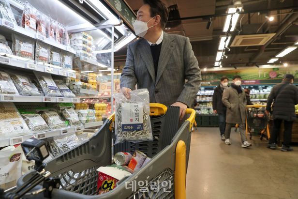 윤석열 대통령이 대선 후보 시절이던 지난 1월 이마트 이수점에서 장을 보며 여수멸치를 카트에 담고 있다. ⓒ국민의힘