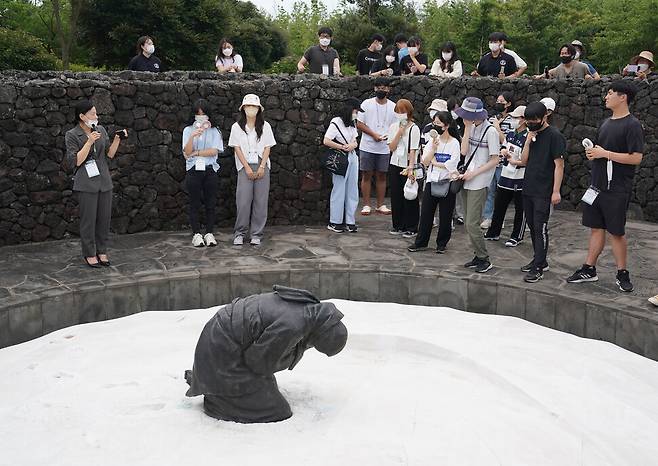 제주4·3평화재단이 ‘전국청소년 4·3평화캠프’를 연 가운데 조정희 재단 기념사업팀장이 25일 청소년들에게 4·3평화공원 내 <비설> 조각상에 대해 설명하고 있다. 제주4·3평화재단 제공