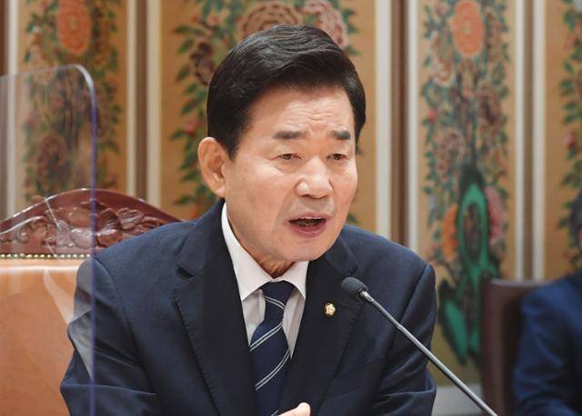 김진표 국회의장이 28일 서울 여의도 국회에서 열린 취임 기자간담회에서 취재진의 질문에 답하고 있다. 연합뉴스