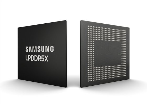 삼성전자의 14나노 LPDDR5X D램. [중앙포토]