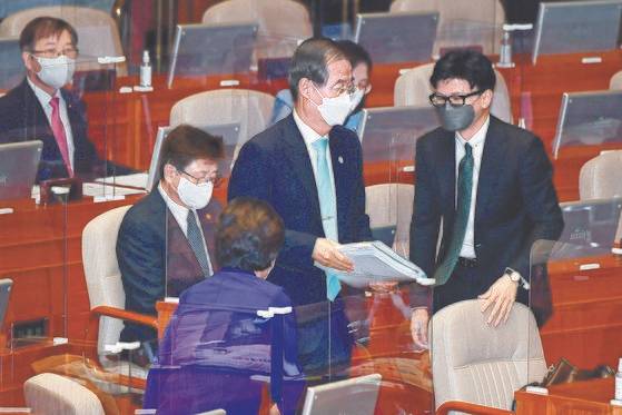 한덕수 국무총리가 27일 열린 교육·사회·문화 분야 대정부질문에 출석해 자리로 향하고 있다. 오른쪽은 한동훈 법무부 장관. 김상선 기자