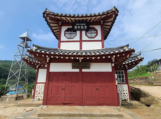 주문도 서도중앙교회. 내년이면 건립 100주년을 맞는 건물이다. 팔작지붕 아래 현판에는 '기독교 대한감리회 진촌교회'라는 옛 이름이 걸려 있다. 사진에서 보이는 왼쪽 문이 남자 출입구고, 오른쪽이 여자 출입구다.