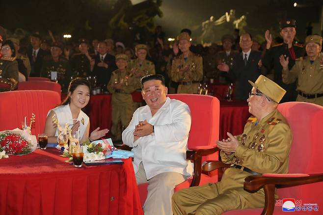 북한 김정은·리설주 부부가 지난 27일 평양 조국해방전쟁승리기념탑 앞에서 '전승절' 69주년 기념행사에 참석했다. [조선중앙통신=연합뉴스]