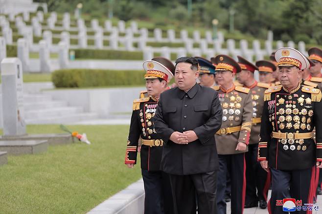 김정은 북한 국무위원장이 지난 27일 조국해방전쟁참전열사묘를 참배하고 있다. [조선중앙통신=연합뉴스]