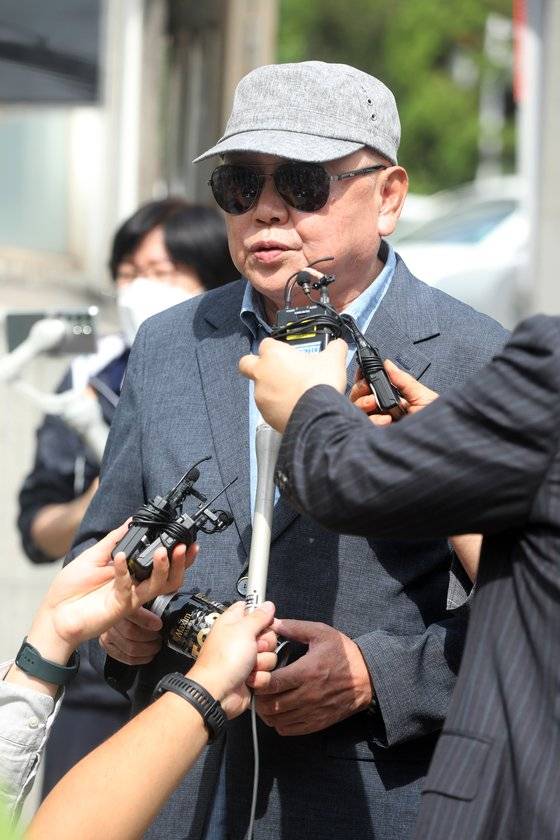 윤석열 대통령의 부인 김건희 여사가 '쥴리'라는 예명으로 불려졌다는 등의 주장을 했던 안해욱(전 대한초등학교 태권도협회장) 씨가 27일 오전 서울 서초경찰서 앞에서 피고발인 조사를 앞두고 입장을 밝히고 있다. 뉴스1