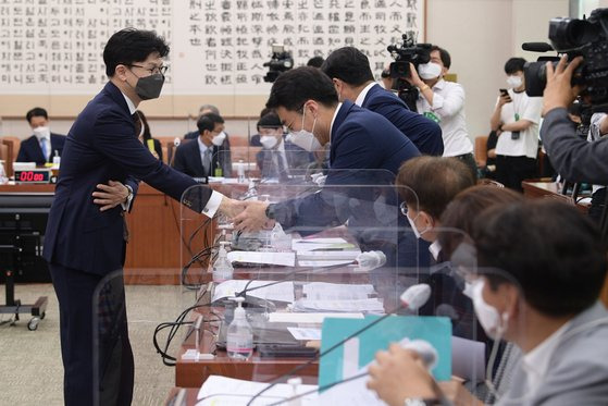 한동훈 법무부 장관이 28일 오전 서울 여의도 국회에서 열린 법제사법위원회 전체회의에 출석해 김남국 더불어민주당 의원과 악수하고 있다. 김상선 기자