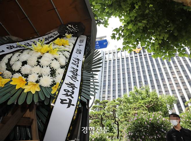 ‘전국 경찰서장 회의’를 주도한 총경을 대기발령하는 등 경찰 지휘부의 강경한 조치에 반발한 일선 경찰들이 25일 서울 미근동 경찰청으로 보낸 근조화환이 내려지지 못한 채 트럭에 실려 있다. 강윤중 기자