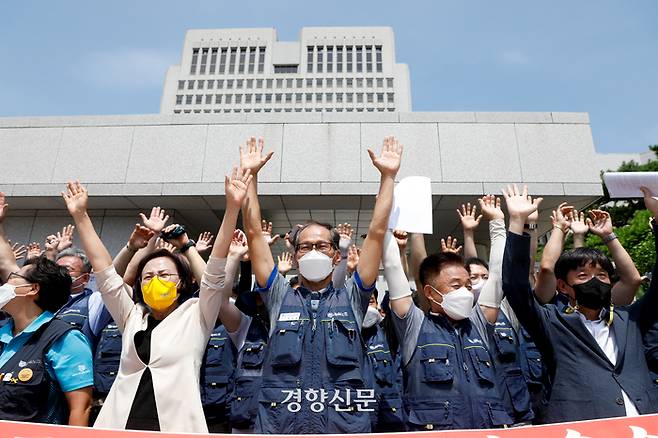 대법원의 포스코 불법파견 확정 판결이 선고된 28일 서울 서초구 대법원 앞에서 금속노조 포스코사내하청지회 조합원들이 기자회견을 열고 기쁨을 만끽하고 있다. 문재원 기자