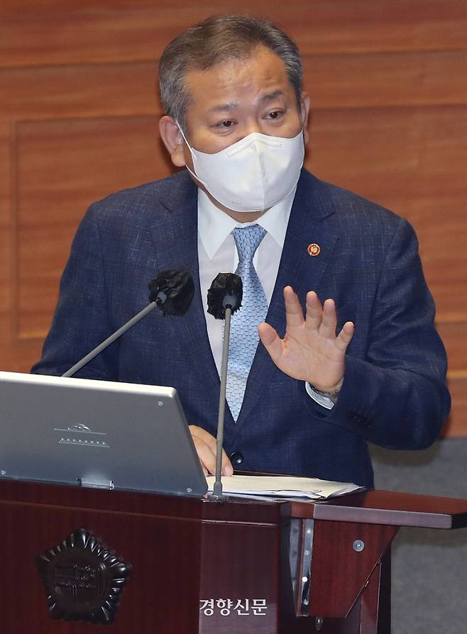 이상민 행정안전부 장관이 27일 서울 국회에서 열린 교육·사회·문화 분야 대정부질문에서 답변하고 있다. /국회사진기자단