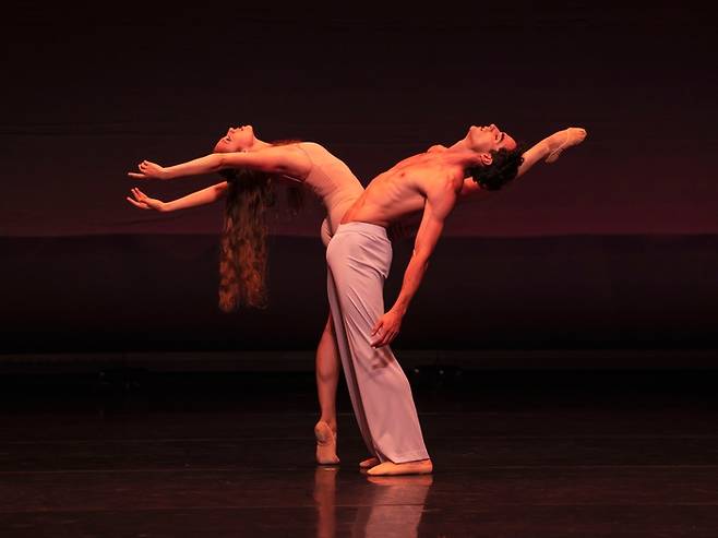 파리오페라발레단의 <2022 에투알 갈라> 중 ‘애프터 더 레인’의 한 장면. 롯데콘서트홀 제공