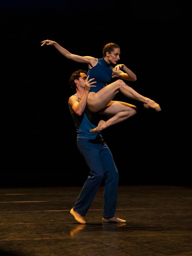 파리오페라발레단의 <2022 에투알 갈라> 중 ‘아모베오’ 파드되의 한 장면. 롯데콘서트홀 제공