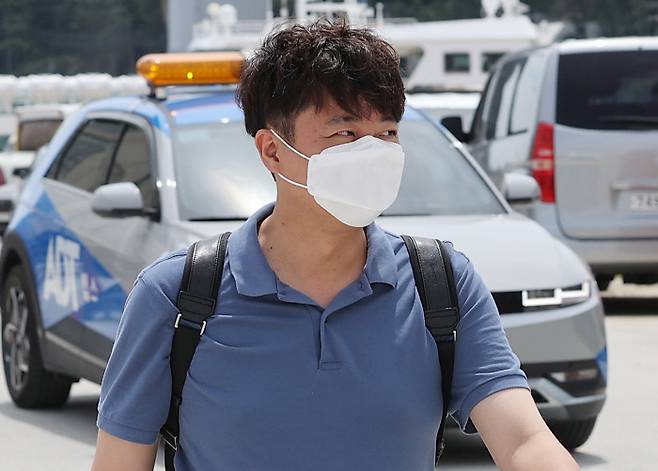 국민의힘 이준석 대표가 27일 경북 울릉군 사동항 여객터미널에서 선박 탑승을 위해 이동하고 있다. 연합뉴스