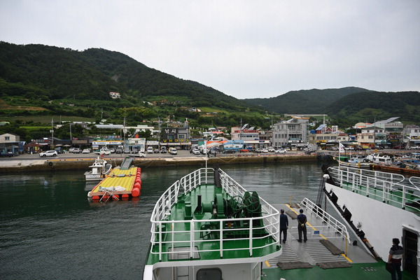 여객선에서 본 욕지항 전경.