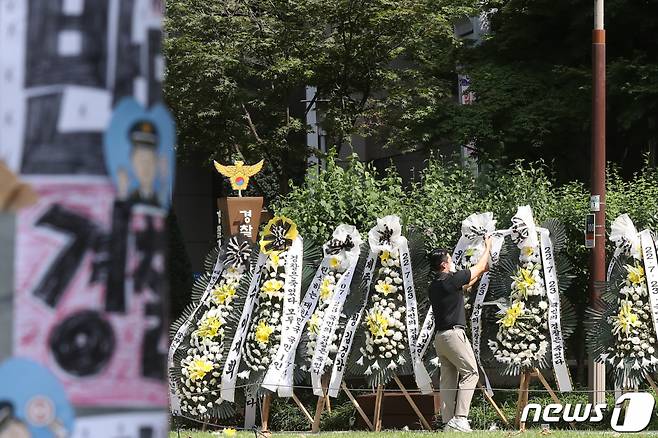 (서울=뉴스1) 민경석 기자 = 행정안전부의 경찰국 설치에 반대해 30일 개최하기로 예고한 14만 전체 경찰회의를 주최자가 취소하기로 했다. 초유의 경란으로 이어졌던 경찰국 설치 논란이 숨고르기에 들어갈 조짐이다.   한편 경찰청은 오는 29일까지 사흘간 전국 현장 경찰관 의견을 수렴하는 자리를 마련하기로 했다.  28일 오전 서울 서대문구 경찰청 앞에 행안부 내 경찰국 설치를 규탄하는 근조화환이 놓어 있다. 2022.7.28/뉴스1  Copyright (C) 뉴스1. All rights reserved. 무단 전재 및 재배포 금지.