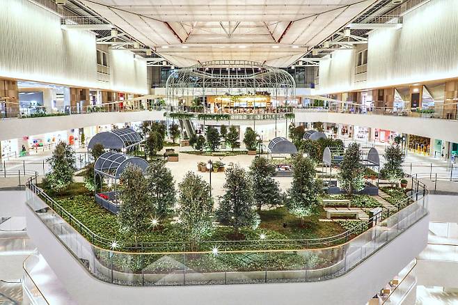 광주에 쇼핑 인프라가 부족해 복합쇼핑몰 건립이 필요하다는 목소리가 나온다. 사진은 미래형 복합몰로 불리는 더현대 서울의 내부./사진제공=현대백화점그룹