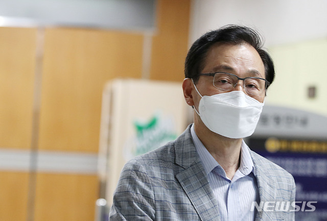 [서울=뉴시스] 박주성 기자 = '서울시 공무원 간첩 조작 사건' 피해자 유우성씨 관련 비공개 재판 내용을 언론에 유출한 혐의를 받는 서천호 전 국가정보원 2차장이 지난 2020년 9월10일 오전 서울 서초구 서울중앙지방법원에서 열린 선고 공판에 출석하고 있다. 2020.09.10. park7691@newsis.com