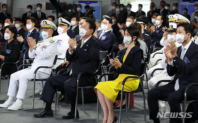 [울산=뉴시스] 전신 기자 = 윤석열 대통령과 부인 김건희 여사가 28일 울산 현대중공업에서 열린 정조대왕함 진수식에서 함정 공개에 박수 보내고 있다. 2022.07.28. photo1006@newsis.com