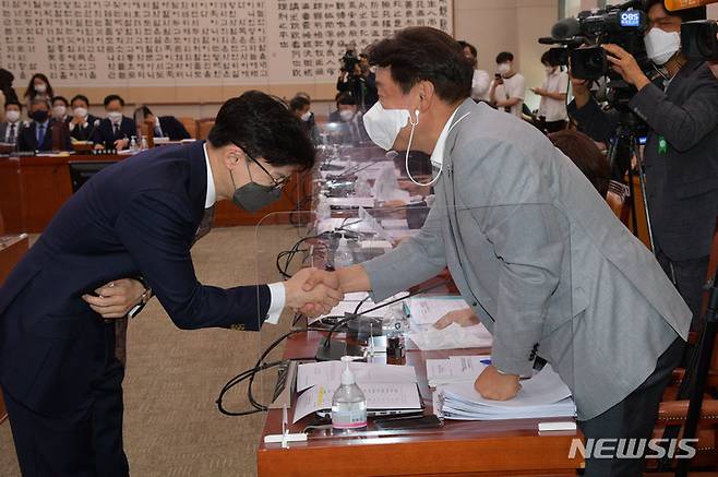 [서울=뉴시스] 고범준 기자 = 한동훈 법무부 장관이 28일 오전 서울 여의도 국회에서 열린 법제사법위원회 전체회의에 출석해 야당 간사인 기동민 더불어민주당 의원과 인사하고 있다. (공동취재사진) 2022.07.28. photo@newsis.com