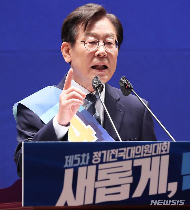 [서울=뉴시스] 고범준 기자 = 이재명 더불어민주당 당대표 예비후보가 28일 오후 서울 여의도 국회 의원회관에서 열린 더불어민주당 당대표 및 최고위원 선출을 위한 예비경선대회에서 정견 발표를 하고 있다. (공동취재사진) 2022.07.28. photo@newsis.com