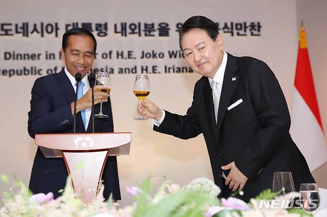 [서울=뉴시스] 전신 기자 = 윤석열 대통령이 28일 서울 용산 대통령실 청사에서 열린 조코 위도도 인도네시아 대통령 방한 공식 만찬에서 건배하고 있다. 2022.07.28. photo1006@newsis.com