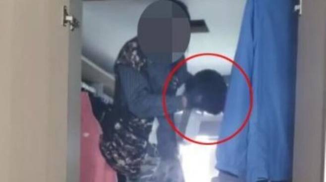 경기 화성시 한 신축 아파트 내부 드레스룸 천장에서 발견된 인분 봉지. (사진=연합뉴스)