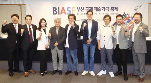 27일 서울 중구 프레스센터에서 열린 ‘부산국제예술가곡축제(BIASF)’ 기자회견에 참석한 바리톤 성승민 BIASF총괄본부장, 테너 신상근, 소프라노 변지영 BIASF예술기획이사, 베이스 연광철 BIASF상임고문, 바리톤 조규희 BIASF예술총감독, 피아니스트 랄프 하이버, 이경재 제작감독, 바리톤 양준모, 베이스 김재찬(왼쪽부터)이 기념촬영을 하고 있다. 연합뉴스