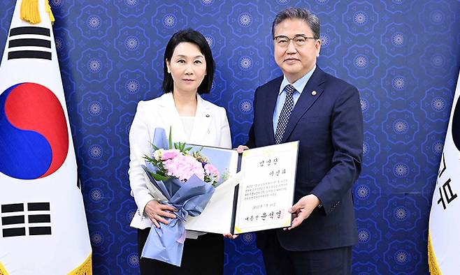 28일 서울 종로구 외교부 청사에서 박진 외교부 장관(오른쪽)이 북한인권국제협력대사에 임명된 이신화 고려대학교 정치외교학과 교수에게 임명장을 전수한 뒤 기념촬영을 하고 있다. 외교부 제공