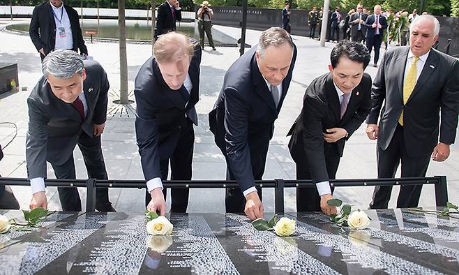 이종섭 국방부 장관(왼쪽부터), 제이크 설리번 백악관 국가안보보좌관, 카멀라 해리스 미국 부통령의 남편 더글러스 엠호프, 박민식 국가보훈처장이 27일(현지시간) 미국 워싱턴 한국전참전용사기념공원에 설치된 6·25전쟁 전사자 추모의 벽에 헌화하고 있다. 국가보훈처 제공