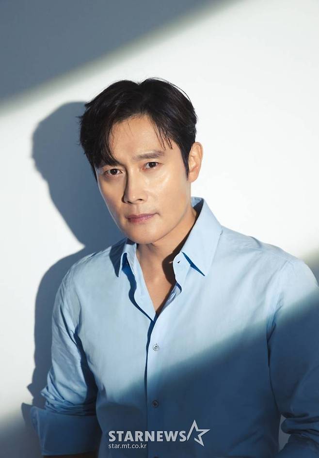 영화 '비상선언'(감독 한재림)의 배우 이병헌이 28일 오전 진행된 인터뷰를 위해 포즈를 취하고 있다.  사상 초유의 항공테러로 무조건적 착륙을 선포한 비행기를 두고 벌어지는 리얼리티 항공재난 영화 '비상선언'은 오는 8월 3일 개봉한다. /사진제공=BH엔터테인먼트 2022.07.28 /사진=이동훈 기자 photoguy@