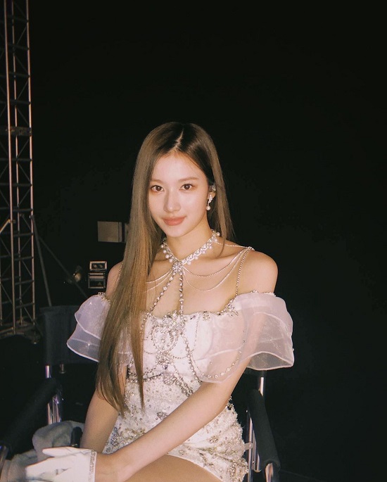 On the afternoon of the 28th, Sana posted several photos on her instagram without any writing.In the open photo, Sana is staring at the camera wearing an off-shoulder mini dress with colorful decorations.The off-shoulder dress revealed Sanas right-angled shoulders and solid lines, drawing attention, and the glamorous features that were not buried even in colorful dresses envied.Sana has posted several photos of herself from various angles.Domestic and foreign fans who saw Sanas photos were enthusiastic with responses such as No Sana No Life, Its so beautiful, I love you Sana and I only see Sana face.On the other hand, the group TWICE to which Sana belongs will release the mini 11th album BETWENN 1 & 2 on August 26th.Photo = Sana Instagram