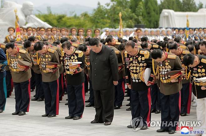 북한 김정은, 전승절에 조국해방전쟁참전열사묘 참배 (평양 조선중앙통신=연합뉴스) 북한 김정은 국무위원장이 조국해방전쟁승리 69주년을 맞아 지난 27일 조국해방전쟁참전열사묘를 참배했다고 조선중앙통신이 28일 보도했다. 2022.7.28 
    [국내에서만 사용가능. 재배포 금지. For Use Only in the Republic of Korea. No Redistribution] nkphoto@yna.co.kr