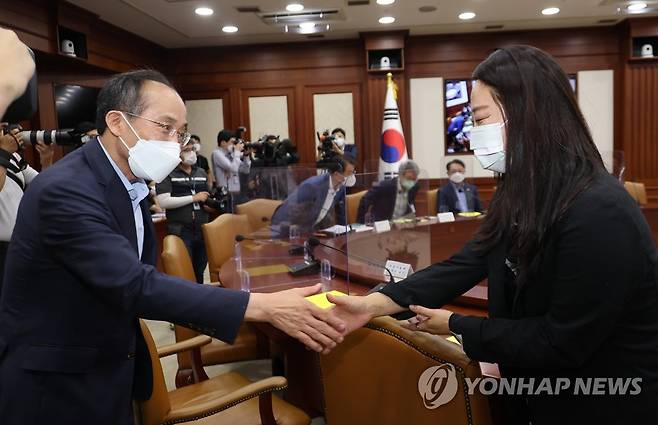 '경제 규제혁신 TF회의' 참석하는 추경호 부총리 (서울=연합뉴스) 김승두 기자 = 추경호 경제부총리 겸 기재부 장관이 28일 정부서울청사에서 열린 '제1차 경제 규제혁신 TF회의'에 참석하며 당근마켓 관계자와 인사하고 있다. 2022.7.28 kimsdoo@yna.co.kr