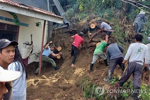 필리핀 지진 산사태 현장서 구조 작업 하는 구조대원들 (바쿠 AFP=연합뉴스) 27일(현지시간) 규모 7.1 강진이 발생한 필리핀 북부 바쿠에서 마을 주민들과 구조 대원들이 지진으로 산사태가 발생한 예배당 옆을 파고 있다.  2022.07.27
    ddy04002@yna.co.kr
(끝)