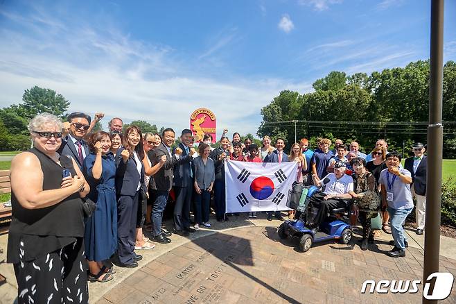 박민식 국가보훈처장이 28일(현지시간) 미 버지니아주 밀포드 캐롤라인 중학교 내 '38선 기념공원'에서 한국전 참전용사 및 학생들을과 기념촬영을 하고 있다. (국가보훈처 제공) 2022.7.29/뉴스1