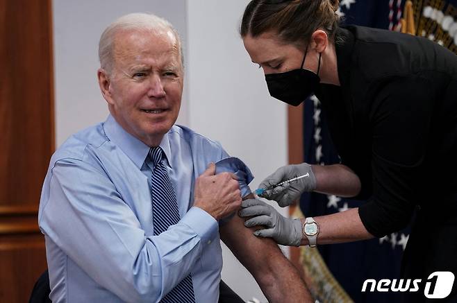 조 바이든 미국 대통령이 2022년 3월30일(현지시간) 미국 워싱턴 백악관에서 신종 코로나바이러스 감염증(코로나19)에 대한 연설을 한 후 백신 4차 접종(2차 부스터샷)을 하고 있다. ⓒ 로이터=뉴스1 ⓒ News1 김현 특파원