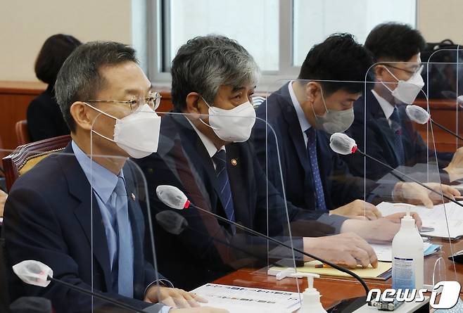 이종호 과학기술정보통신부 장관과 한상혁 방송통신위원장이 29일 오전 국회에서 열린 과학기술정보방송통신위원회 전체회의에 출석해 있다. (공동취재) 2022.7.29/뉴스1 ⓒ News1 허경 기자