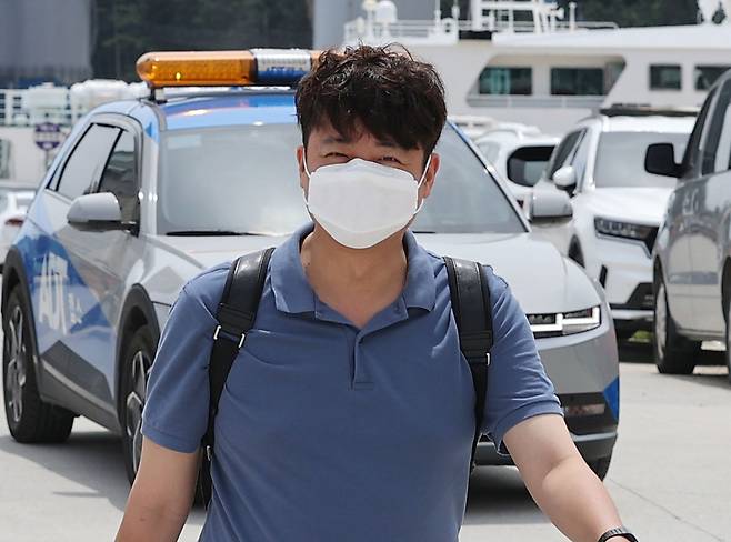 국민의힘 이준석 대표가 27일 경북 울릉군 사동항 여객터미널에서 선박 탑승을 위해 이동하고 있다./연합뉴스